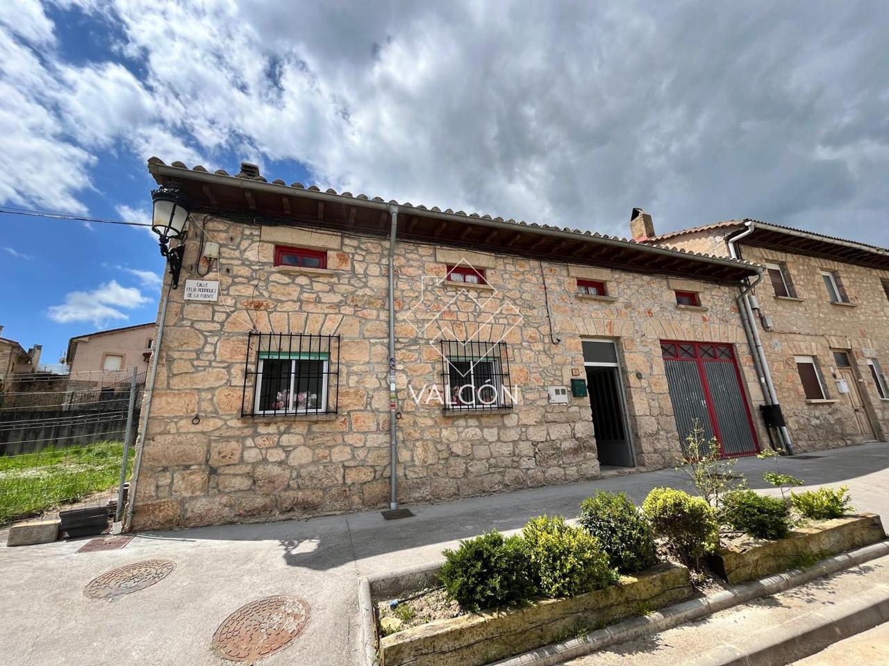 CASA CON TERRENO EN MONTORIO