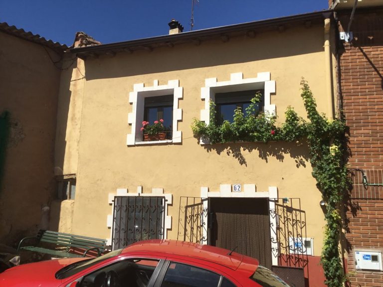 PRECIOSA CASA CON ENCANTO EN VILLAMAYOR DE LOS MONTES.