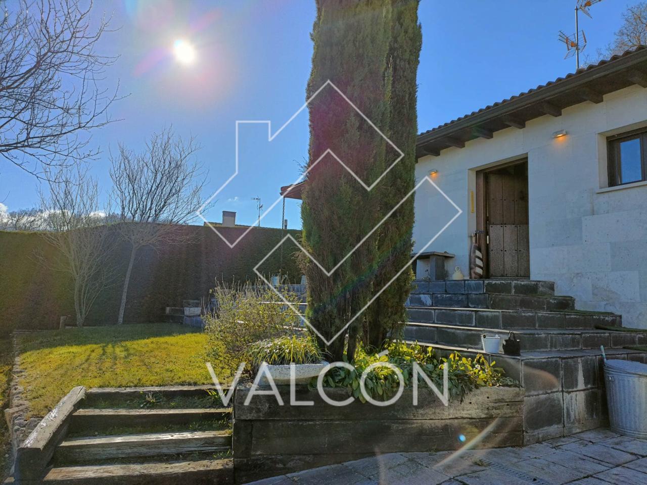 CHALET INDEPENDIENTE EN URBANIZACION PRIVADA VALMORAL